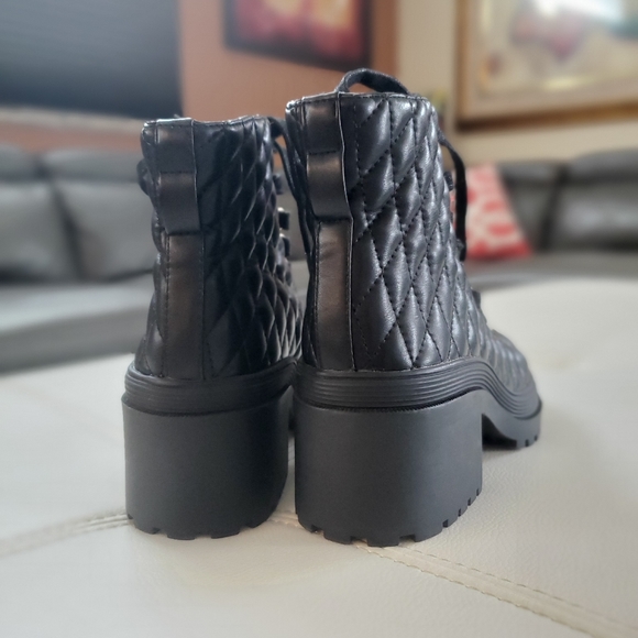 Forever 21 laced up combat boots - Picture 4 of 10